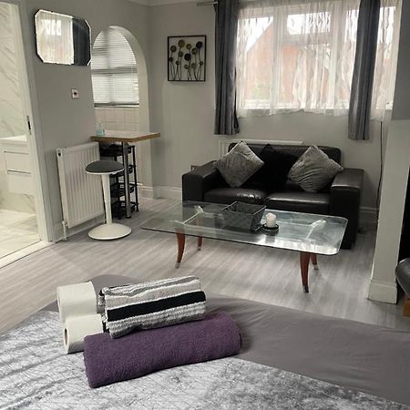 Newly Renovated Studio In Acton ลอนดอน ภายนอก รูปภาพ
