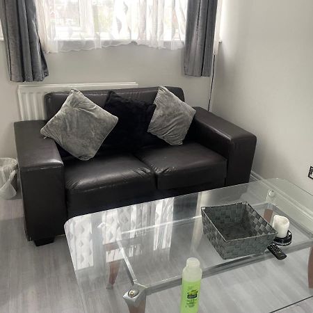 Newly Renovated Studio In Acton ลอนดอน ภายนอก รูปภาพ