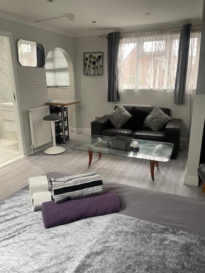 Newly Renovated Studio In Acton ลอนดอน ภายนอก รูปภาพ